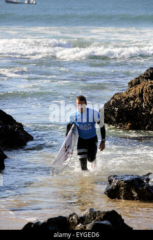 Australian professional surfer Julian Wilson esce dall'acqua al 2015 J-Bay Apri evento surfing in Jeffreys Bay, Sud Africa Foto Stock