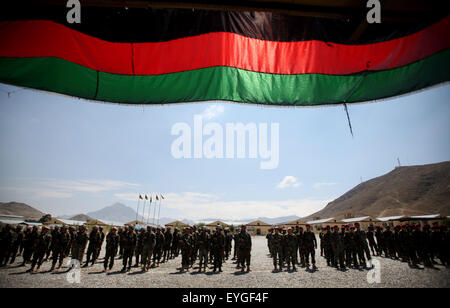 A Kabul, Afghanistan. 29 Luglio, 2015. Esercito nazionale afghano commando delle forze speciali frequentare la loro cerimonia di laurea a Kabul, Afghanistan, luglio 29, 2015. Un totale di 138 membri dell esercito nazionale afghano commando delle forze speciali si è laureato dopo tre mesi di formazione a Kabul il giovedì. Credito: Ahmad Massoud/Xinhua/Alamy Live News Foto Stock