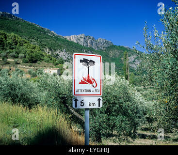 Incendio di foresta segno di avvertimento, Les Baronnies, Drôme, Provence, Francia Foto Stock