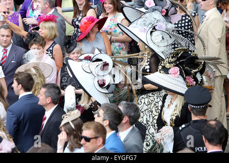 Ascot, Regno Unito, elegantemente vestito di persone sul Racecourse Foto Stock