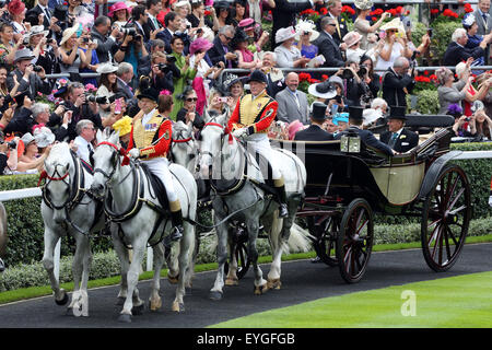 Ascot, Regno Unito, corteo reale, la Regina Elisabetta II arriva in un pullman seduto sul Racecourse Foto Stock