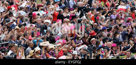 Ascot, Regno Unito, elegantemente vestito di persone sul Racecourse Foto Stock