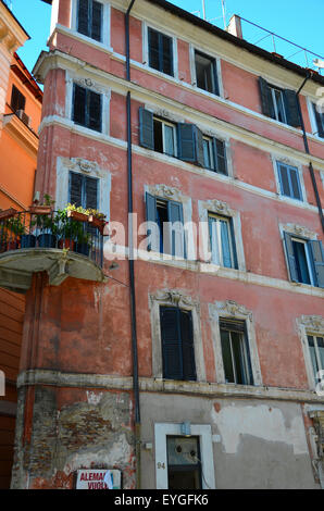 Un bellissimo angolo su un antico edificio di Roma Foto Stock