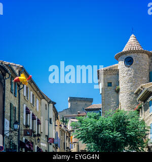 Main Street, case e Chateau des Papes castello il mastio in distanza, Châteauneuf-du-Pape, Vaucluse Provence, Francia Foto Stock