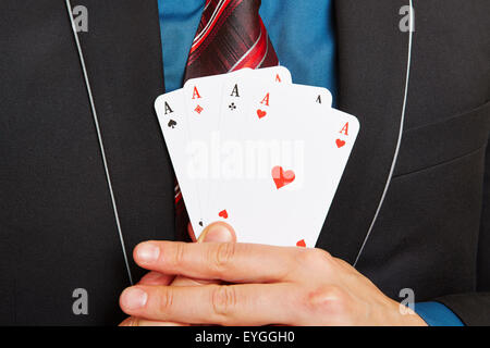 Business man regge quattro carte aces nelle sue mani Foto Stock