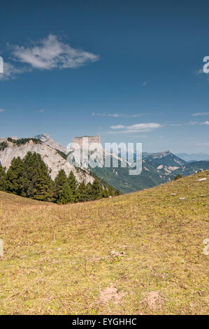 Vista delle highlands nel Vercors parco regionale, con il monte Aiguille in background. Isere. Sulle Alpi francesi. La Francia. Foto Stock