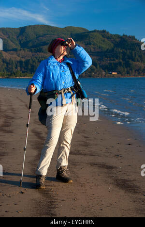 Camminando su Tillamook Bay beach, Bayocean Penisola, Oregon Foto Stock