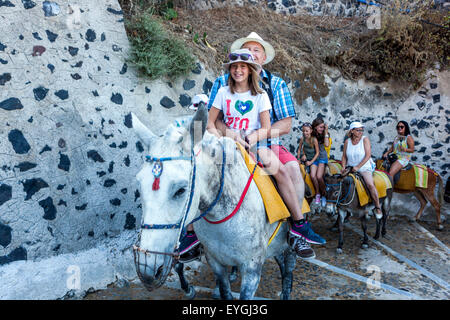 Santorini asini che trasportano i turisti sulla strada che collega il porto alla città di Thira Santorini, l'isola greca, le Cicladi, la Grecia, l'Europa Foto Stock