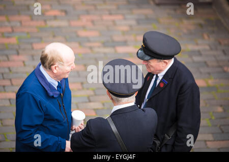 Le due guardie e un macchinista parlando sulla piattaforma della Severn Valley Railway Bridgnorth shropshire regno unito Foto Stock