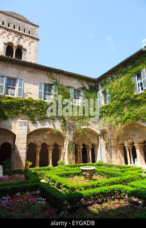 Giardino formale al centro dei chiostri a Maison de Sante San Paolo Monastero di San Remo Foto Stock