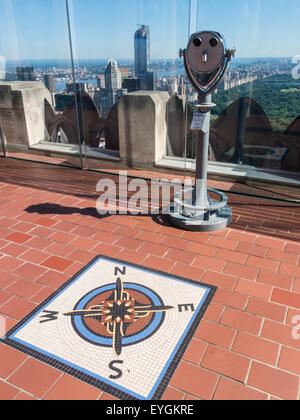 Punti cardinali il display nella parte superiore della roccia Observation Deck, Rockefeller Center, New York, Stati Uniti d'America Foto Stock