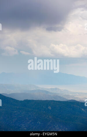 Onde di montagna, la valle e le nuvole sono vista panoramica da Sandia Peak su un giorno d'estate. Foto Stock