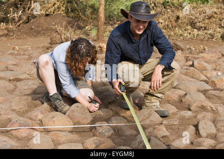 Sud ovest dell Etiopia, Valle dell'Omo, Mursiland meridionale, gli archeologi la misurazione e la marcatura di pietre di benna kulugto; Dirikoro Foto Stock