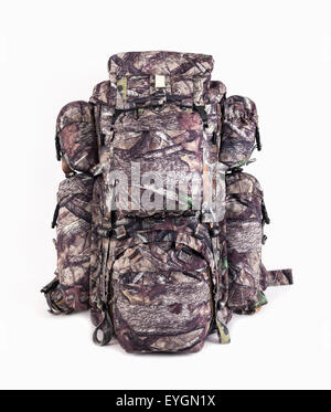 Zaino da trekking per i cacciatori camouflage con tasche laterali su uno sfondo bianco. Foto Stock