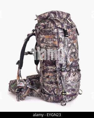 Zaino da trekking per i cacciatori camouflage con tasche laterali su uno sfondo bianco. Foto Stock