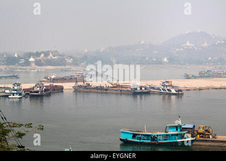 Mille pagode dorate in Sagaing Hill, Mandalay Myanmar. Vista da bribge oltre il fiume Ayeyarwaddy. Foto Stock