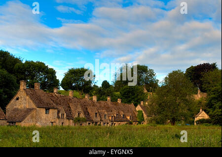 Arlington Row a Bibury, Gloucestershire, Cotswolds, England Regno Unito Foto Stock