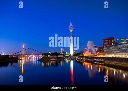 Torre sul Reno e Gehry edifici in media port di Dusseldorf, RENANIA DEL NORD-VESTFALIA, Germania, Europa Foto Stock