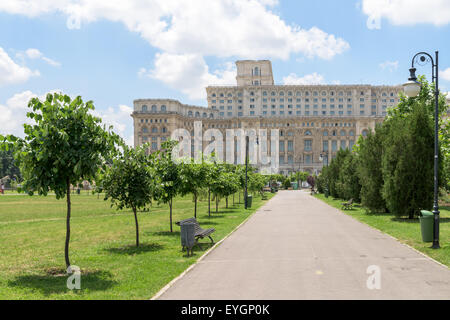 Il parco pubblico Izvor a Bucarest è stato costruito nel 1985 ed è situato proprio accanto al Palazzo del Parlamento (Casa Poporului). Foto Stock