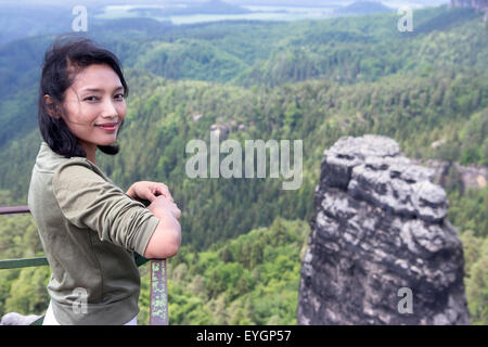 Donna di vedetta in natura Foto Stock