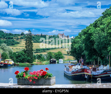 Crociera ormeggiate chiatte, Vandenesse-en-Auxois Harbour, il canale di Borgogna ,Châteauneuf-en-Auxois castello in distanza, Côte-d'Or, Francia, Europa Foto Stock