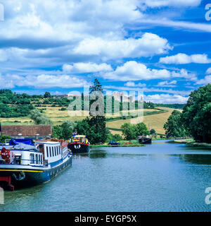 Crociera ormeggiate chiatte, Vandenesse-en-Auxois Harbour, il canale di Borgogna ,Châteauneuf-en-Auxois castello in distanza, Côte-d'Or, Francia, Europa Foto Stock