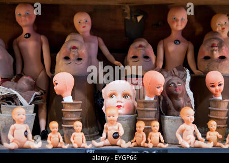 Bambole su uno scaffale in negozio Foto Stock
