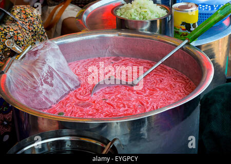 Raffredda la frutta colorata bevanda nel recipiente metallico sul mercato di ghiaccio in Yangon, Birmania mercato. Foto Stock