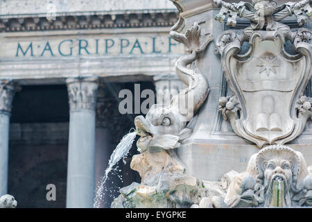 Roma viaggio, particolare della Fontana del Pantheon in Piazza della rotonda nel Centro storico di Roma. Foto Stock