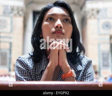 Donna in preghiera nella chiesa Foto Stock