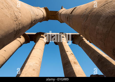 Le colonne nel sole di setting al tempio di Luxor, Egitto Foto Stock