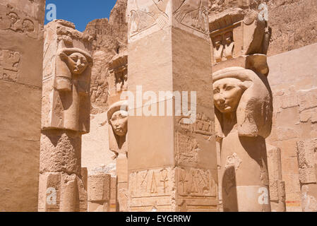 Incisioni e geroglifici presso il tempio di Hatshepsut vicino alla Valle dei Re, Luxor, Egitto Foto Stock