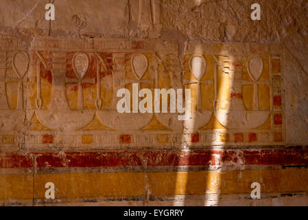 Le sculture in legno colorato e geroglifici presso il tempio di Hatshepsut vicino alla Valle dei Re, Luxor, Egitto Foto Stock