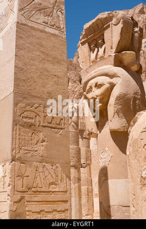 Incisioni e geroglifici presso il tempio di Hatshepsut vicino alla Valle dei Re, Luxor, Egitto Foto Stock