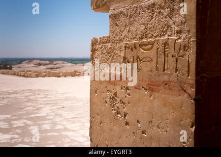 Le sculture in legno colorato e geroglifici presso il tempio di Hatshepsut vicino alla Valle dei Re, Luxor, Egitto Foto Stock