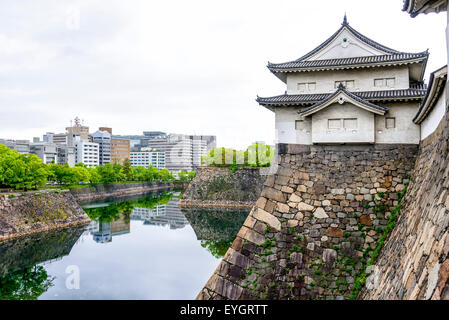 Le imponenti mura di pietra del castello di Osaka, in Giappone. Il Castello di Osaka è un castello giapponese in Chuo-ku, Osaka, Giappone. Foto Stock