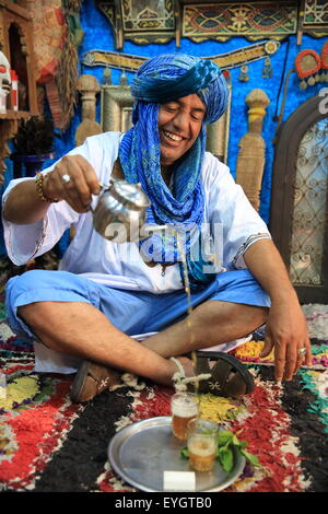 Proprietario di un negozio di colata tradizionale tè alla menta, nell'UNESCO di cui medina di Essaouira, Marocco, Africa del Nord Foto Stock