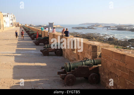 I vecchi bastioni francese e bronzo canoni sulle mura della città e si affaccia sull'oceano Atlantico, a Essaouira, Marocco, Africa del Nord Foto Stock