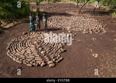 Piattaforma di pietra al di fuori del villaggio di Ulumholi; Dirikoro, Etiopia Foto Stock
