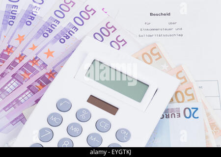 L'immagine mostra una valutazione fiscale con il denaro e la calcolatrice Foto Stock