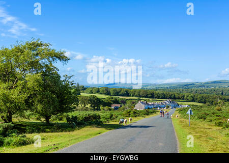 I ciclisti su strada vicino a Clearbrook, Parco Nazionale di Dartmoor, Devon, Inghilterra, Regno Unito Foto Stock