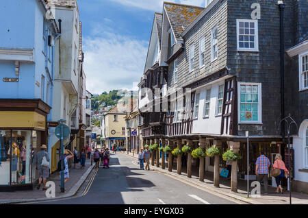 Visualizza in basso Duke Street da Quay con Dartmouth Museum a destra, Dartmouth, Sud prosciutti, Devon, Inghilterra, Regno Unito Foto Stock