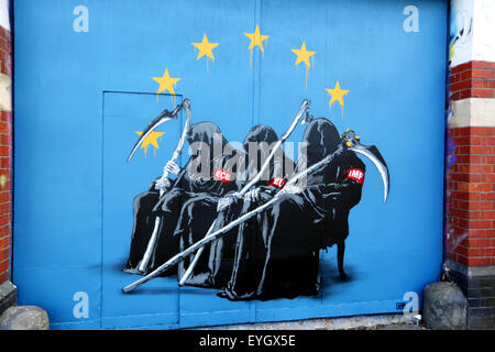 La BCE, il Fondo monetario internazionale e l'Unione europea ogni raffigurato come Grim Reaper in un satirico dipinto graffiti su una porta di garage in Bristol, Regno Unito Foto Stock