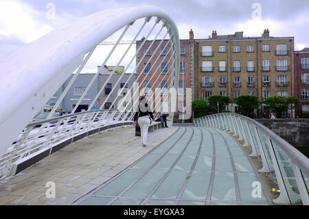 Un percorso pedonale che attraversa il fiume Liffey a piedi oltre il James Joyce Bridge a Dublino. Foto Stock