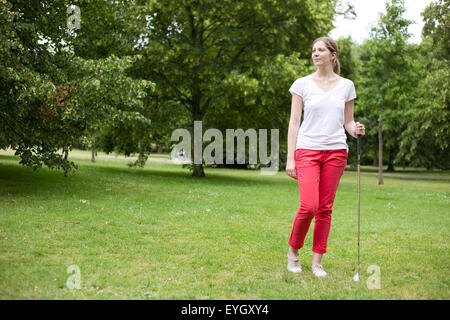 Una giovane donna sul campo da golf Foto Stock