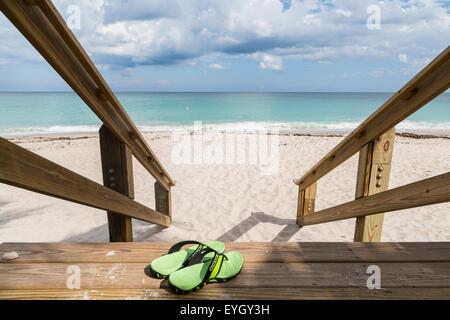 Verde spiaggia sedie blu e summer beach house, Florida Foto Stock