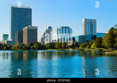 Dettagli architettonici con palm di edificio moderno a Orlando, Florida, Stati Uniti d'America Foto Stock