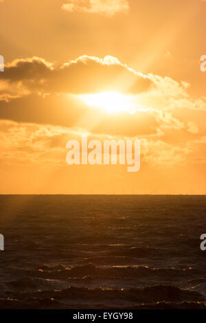 Blackpool, Regno Unito. 29 Luglio, 2015. Un bel tramonto termina un fresco e breezy day in Blackpool. Credito: Gary Telford/Alamy live news Foto Stock