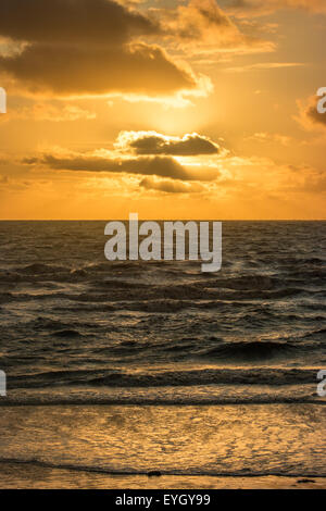 Blackpool, Regno Unito. 29 Luglio, 2015. Un bel tramonto termina un fresco e breezy day in Blackpool. Credito: Gary Telford/Alamy live news Foto Stock