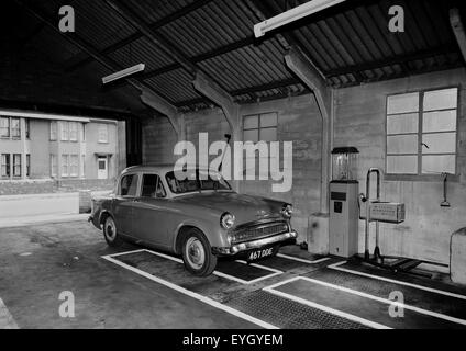 Cardiff 1960; Garage Interni auto in attesa di verifica Foto Stock